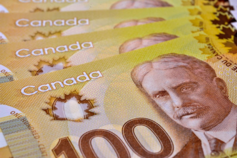 100 dollar Canadian bills